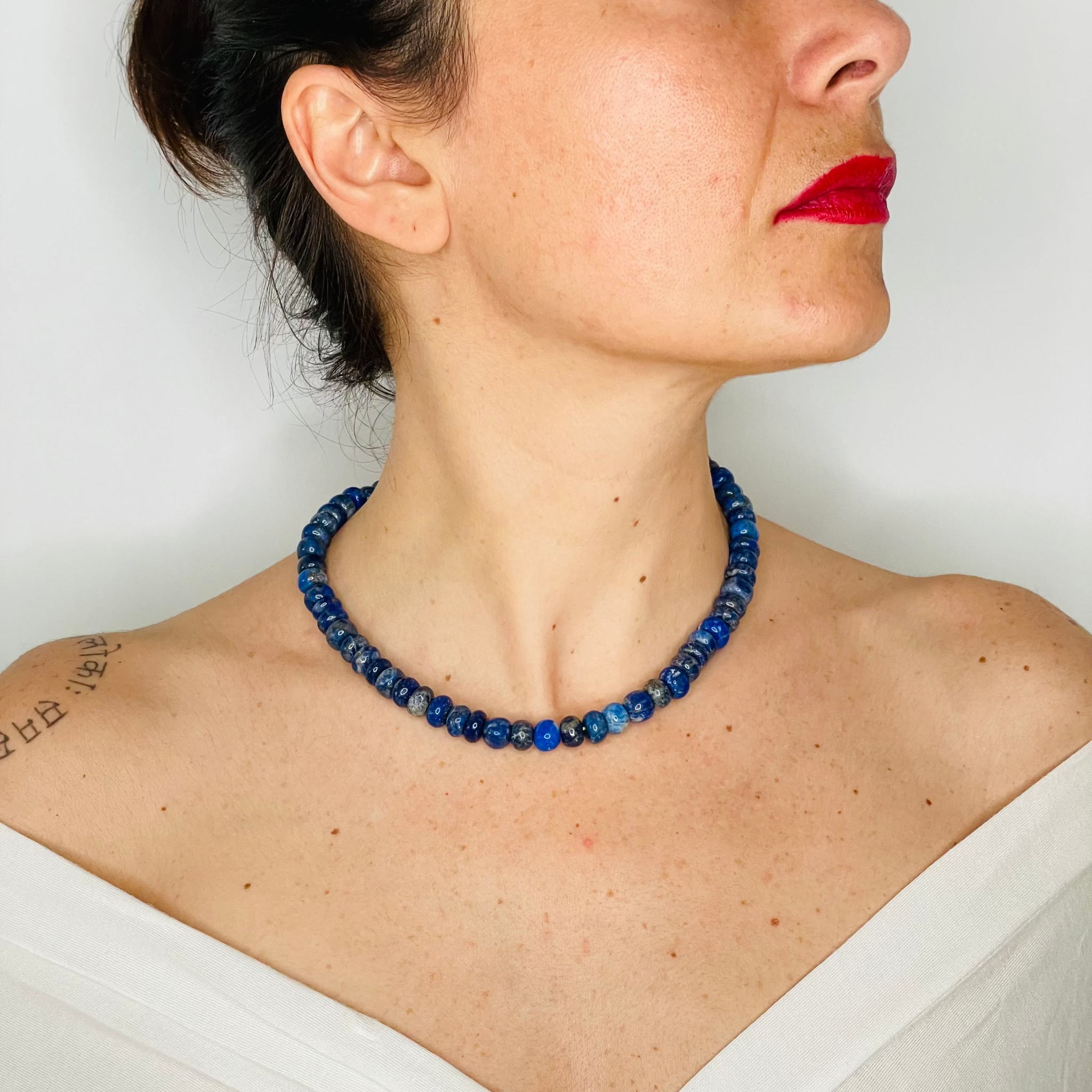 Beaded lapis lazuli necklace on model2