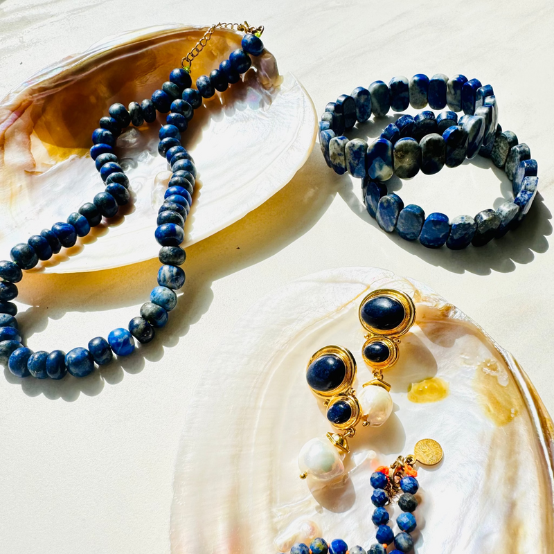 Lapis Lazuli Set of necklace bracelets and earrings on shells